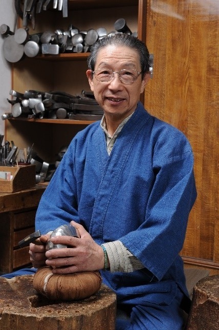 写真：錬金を行う奥山峰石氏