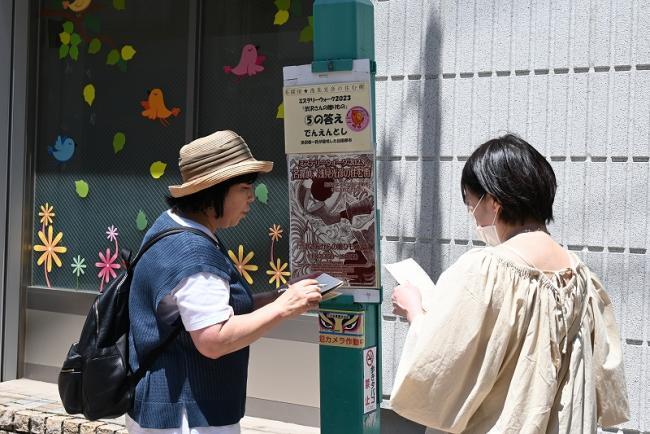 写真：謎解きをする女性2人