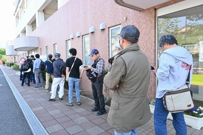 写真：並んで配布を待つ30人ほどの人達