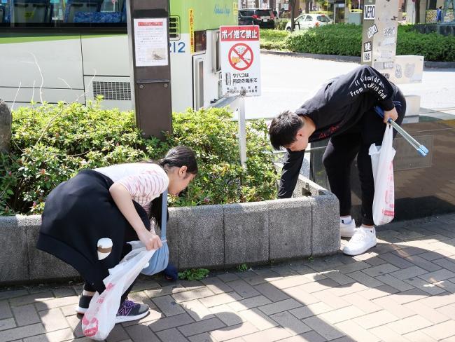 写真：ごみを拾う男女