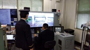 写真:乗務員が実際に訓練で使用するシミュレータを体験する様子