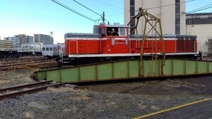 写真:ディーゼル機関車を真横から撮影する参加者