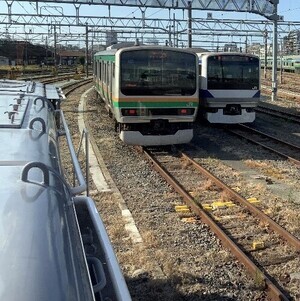 写真:走行中のディーゼル機関車の運転席から見るすれ違うJR車両