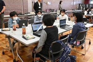 写真：小学生との区政を話し合う会　会議の様子