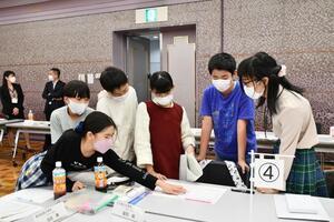 写真：小学生との区政を話し合う会　会議の様子