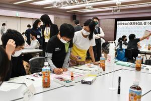 写真：小学生との区政を話し合う会　会議の様子