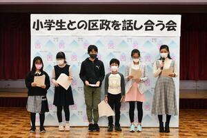 写真：小学生との区政を話し合う会　発表の様子