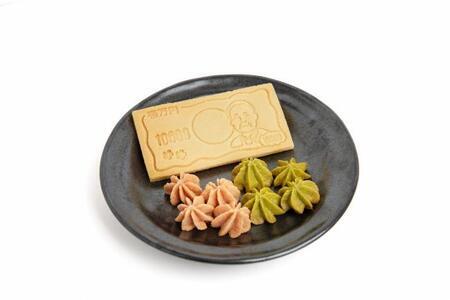 写真:事業の様子 新1万円札型のお菓子
