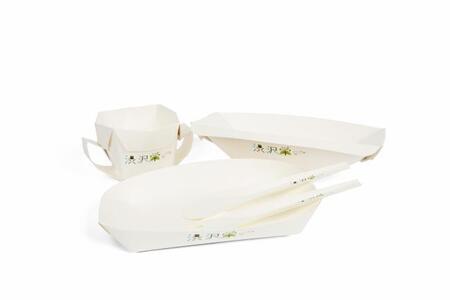 写真:事業の様子 渋沢栄一と書かれた折り紙食器