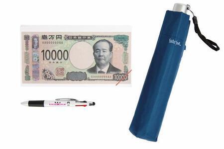 写真:事業の様子 ペン、折り畳み傘、新1万円札柄の商品