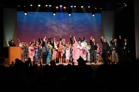 写真:事業の様子 ステージ上で歌う人たち