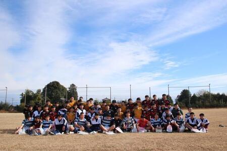 写真:事業の様子 ラグビー親睦交流試合での記念撮影