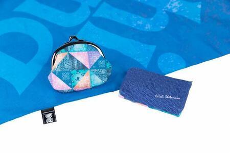 写真:事業の様子 渋沢栄一にちなんだ財布などの布製品