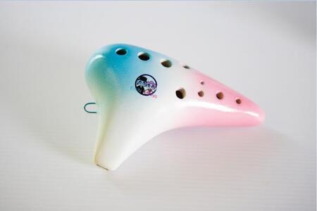 写真:事業の様子 渋沢栄一のイラストが入ったオカリナ