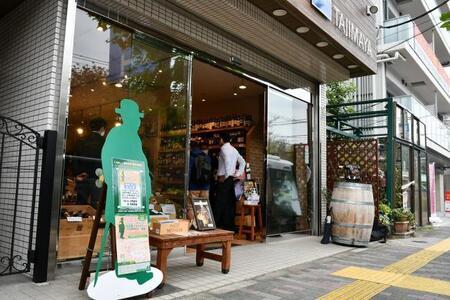 写真:事業の様子 店舗前にある渋沢栄一型の掲示板