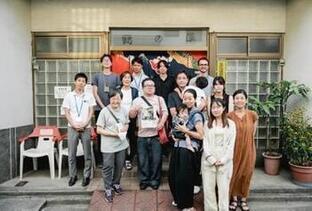 写真：鶴の湯の前で記念撮影