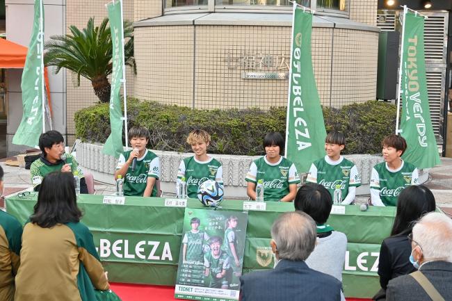 写真：観客に向かって座る選手たち