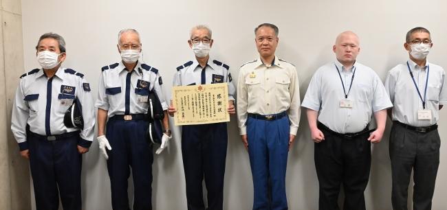 写真：感謝状を手に記念写真の様子