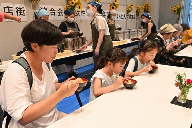 写真：すいとんの試食
