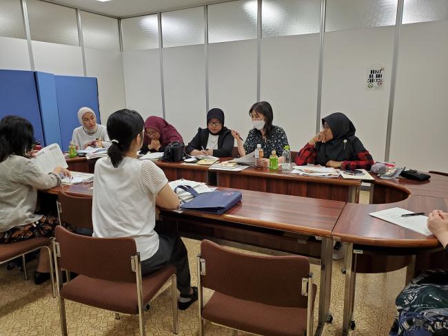 写真：インドネシア保険証行政官一行と会談する市職員ら