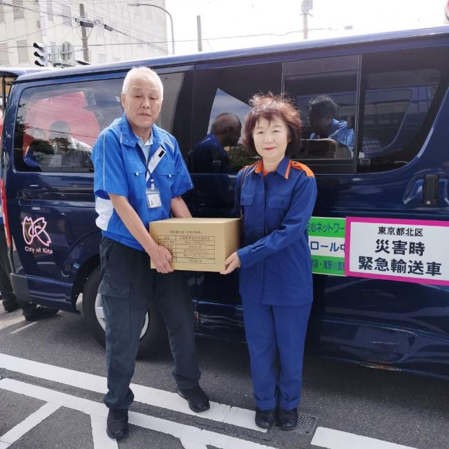 写真：矢口酒田市長に物資を手渡す松田危機管理室長