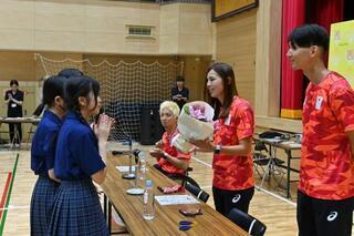 写真：子供たちと話をする澤田選手、塩川ガイドランナー