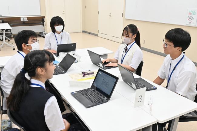 写真：会議室の机を囲んで座る生徒たち