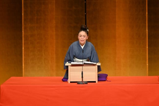 写真：講談をする講談師