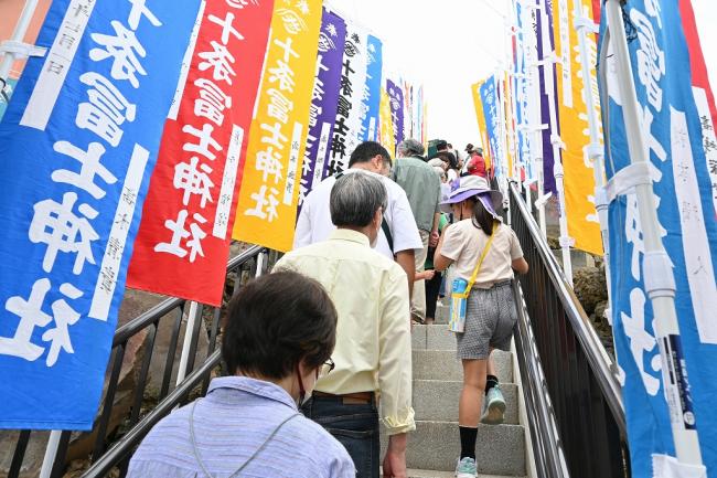 写真：冨士塚に参拝の様子