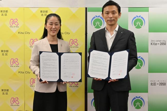 写真：やまだ加奈子北区長(左) 高橋正尚日本たばこ産業株式会社東京支社長（右）