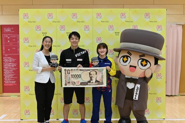 写真：左からやまだ加奈子北区長、松平賢二選手、大藤沙月選手、しぶさわくん