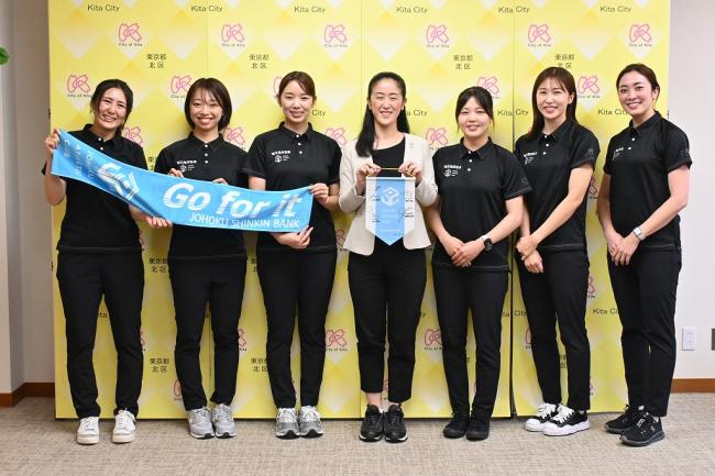 写真：やまだ北区長と城北信用金庫アスリート職員6名