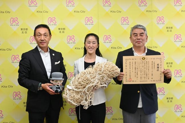 写真：（左から）平井社長、やまだ北区長、山田会長 240611-1