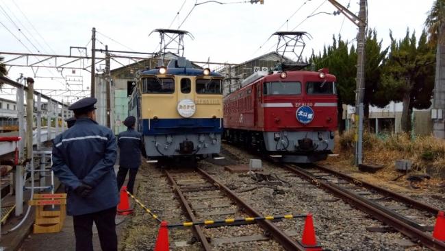 写真：ヘッドマークを取り付けた電気機関車の様子