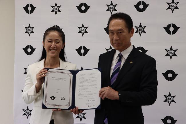 写真：協定書を持って記念撮影する区長と和歌山市長