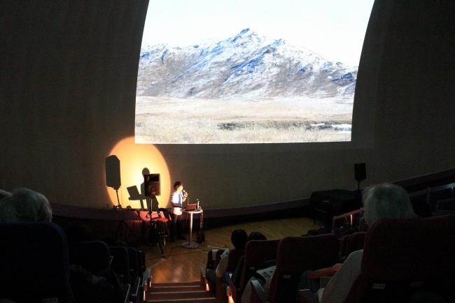 写真：フォトライブで講演する松本紀生さん