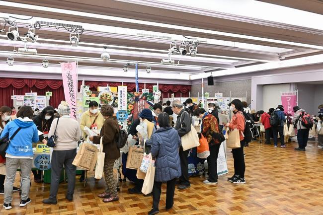 写真：飛鳥ホール内でフェアに参加する人たち