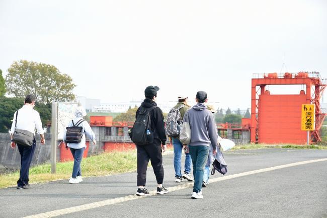 写真：旧岩淵水門付近を歩く人々
