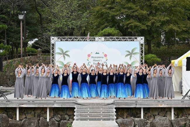 写真：ステージ上でダンスする女性たち