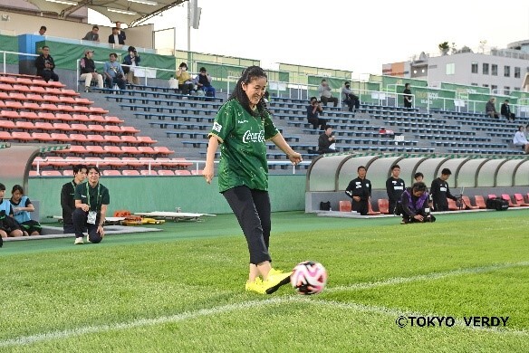 写真：キックインをしようとする市長