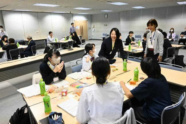 写真：笑顔で会議をする人たち