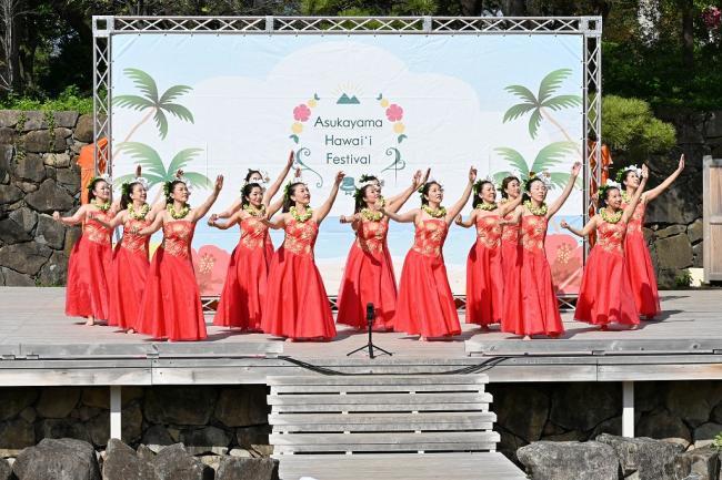 写真：ステージ上でダンスをする女性たち