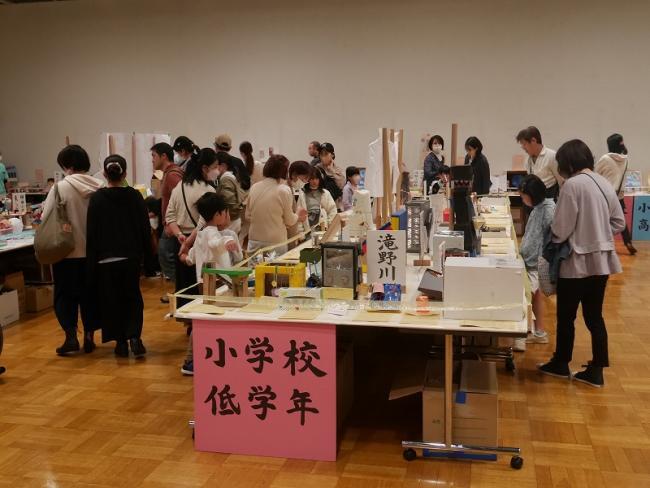 写真：小学校低学年の展示ブースに人が集まる様子