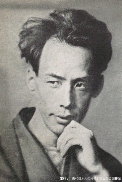 写真：顎を左手で触る芥川龍之介