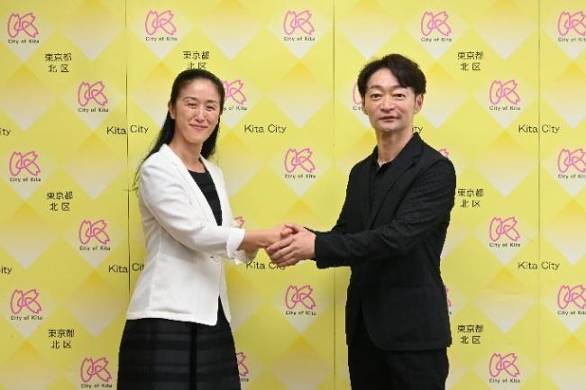 写真：握手して記念撮影する区長とアドバイザー