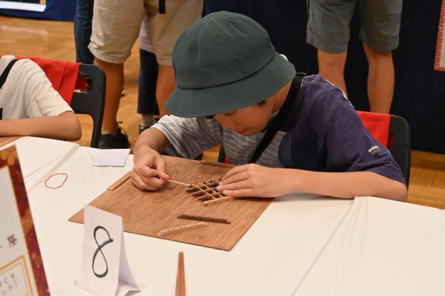 写真：コースターを作る児童