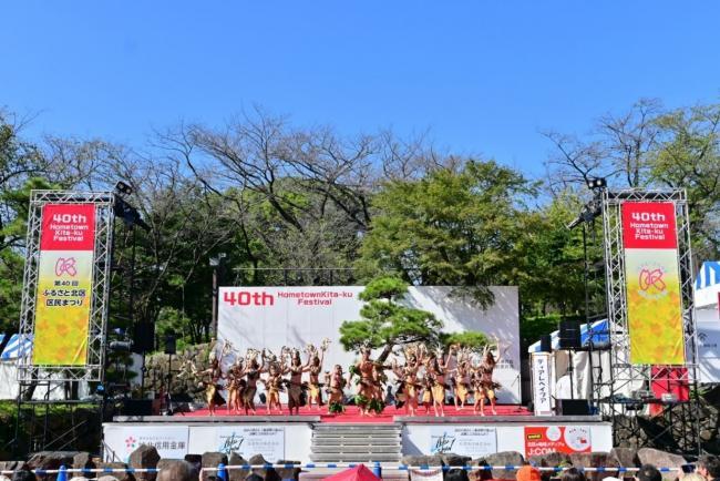 写真：ステージ上でダンスをする人たち