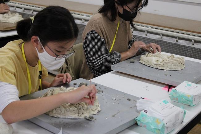 写真：彫刻体験をしている人たち