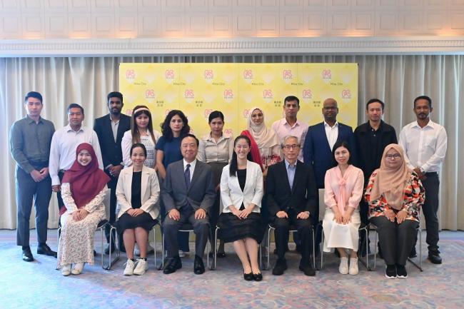 写真：記念撮影をするアジア諸国からの研修生らと区長