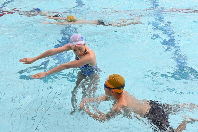 写真：プールで児童に水泳の指導をするオリンピアン